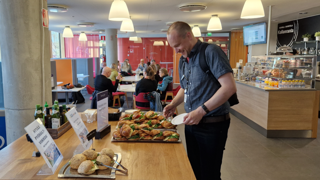 Pohjois-Savon ELY-keskuksen hydrobiologi Antti Kanninen pyöräili aamulla töihin ja nautti sen jälkeen Liikkujan päivän aamupalaa Kallanrannan ravintolassa.