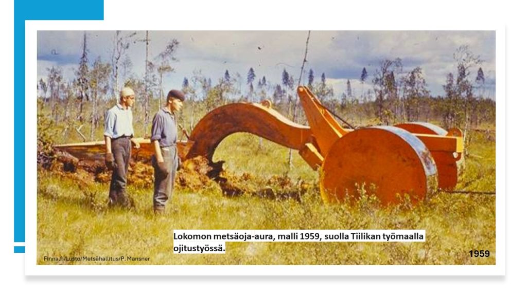 Vanhassa kuvassa on metsäoja-aura, joka on kuvattuna suoluonnossa. Auran vieressä seisoo kaksi miestä, joilla on vanhahtavat vaatteet.