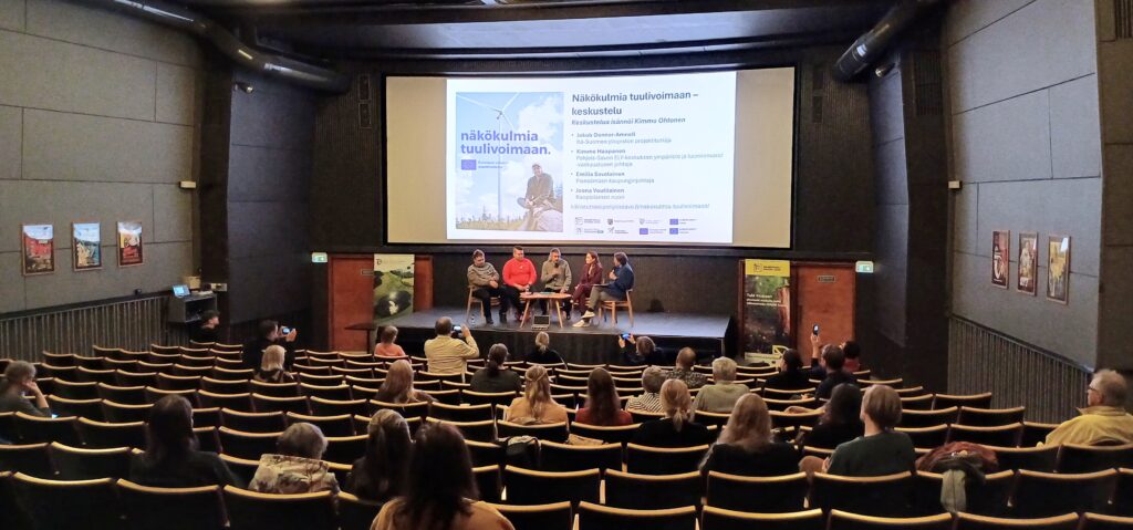 elokuvateatterin yleisöä