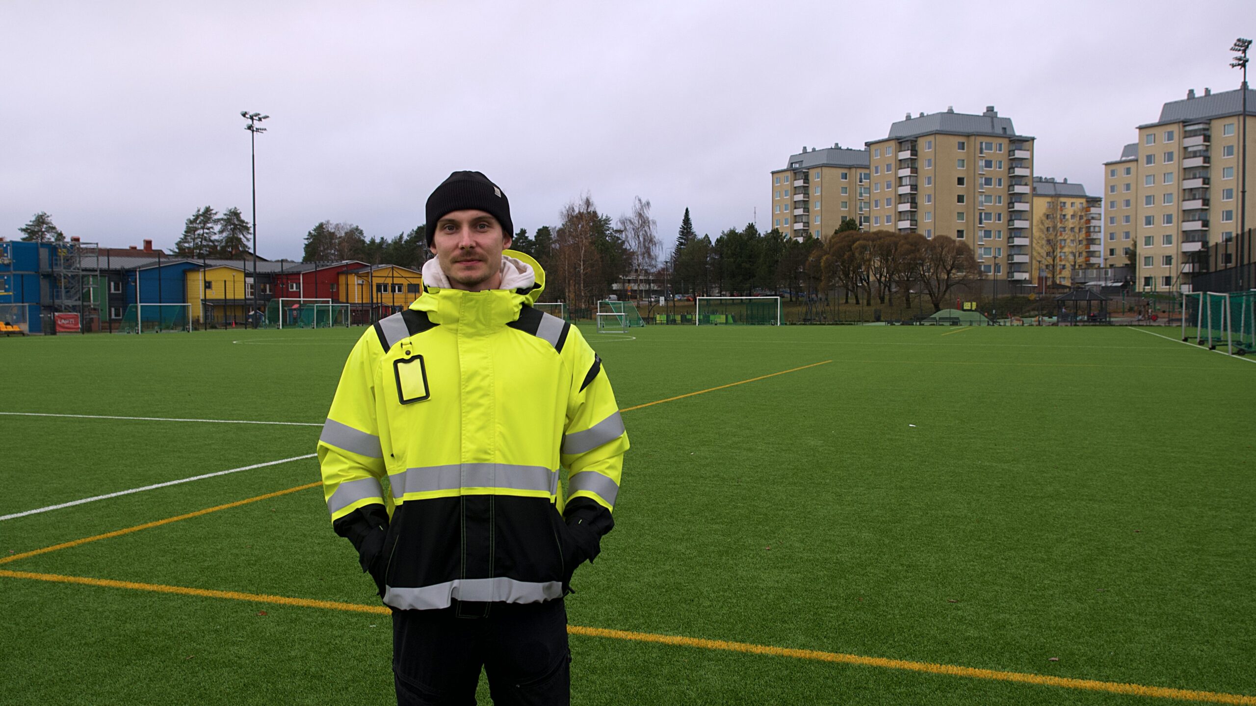 Ihminen seisoo ulkona