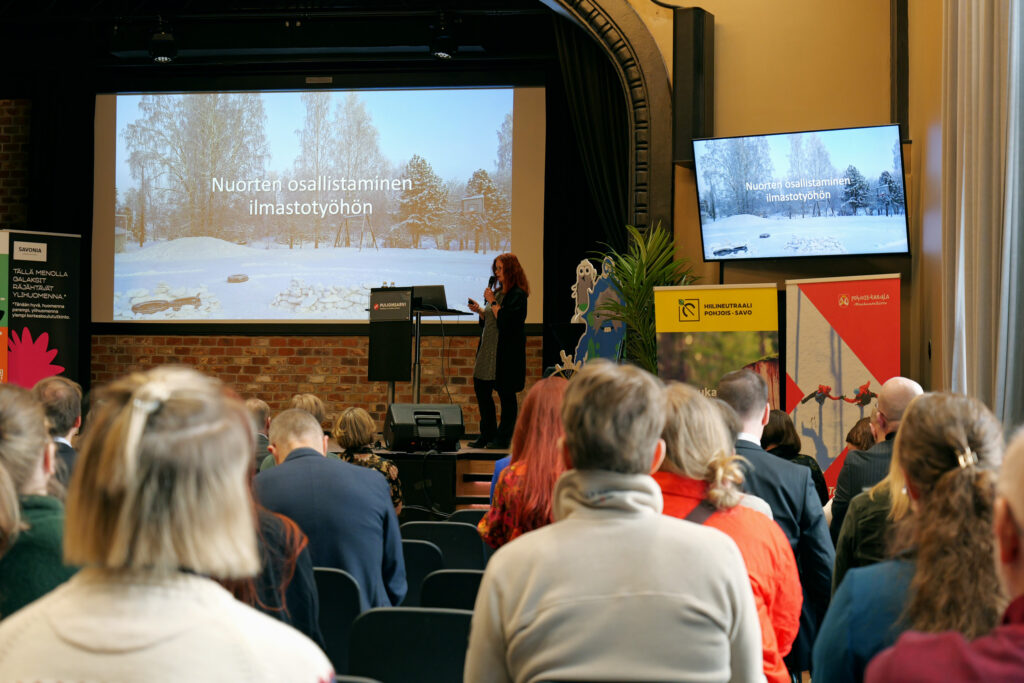 Yleisöä tilaisuudessa