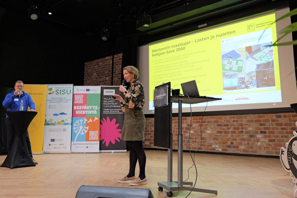 Saara Karkulahti puhumassa