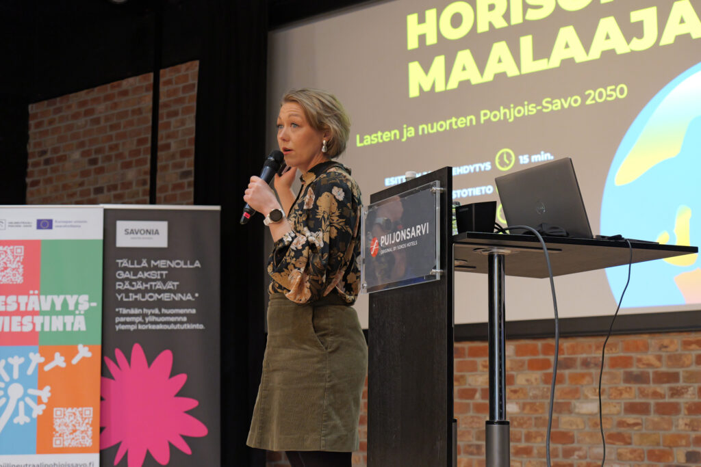 Saara Karkulahti puhumassa