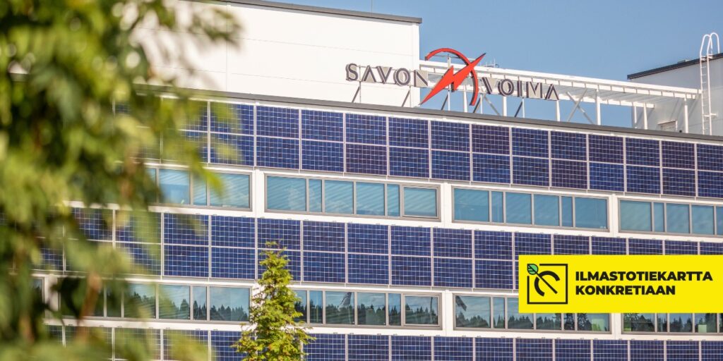 rakennuksen seinämä, jossa on aurinkopaneeleja