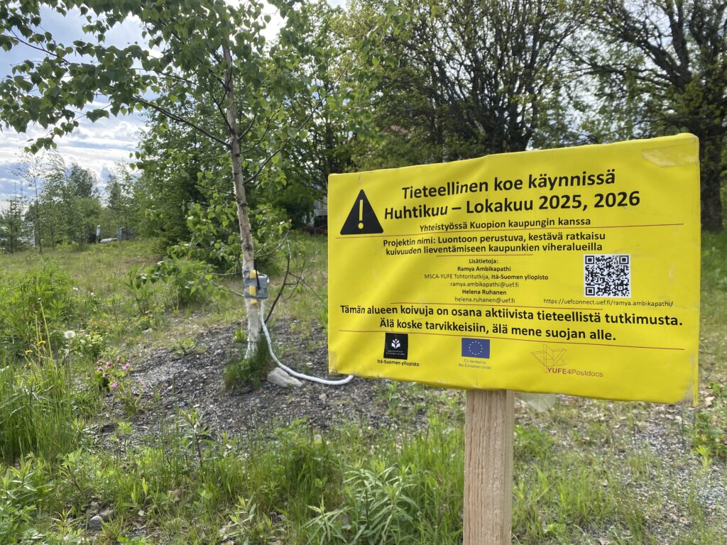 Kuvattuna keltainen kyltti, jossa kerrotaan alueella tehtävästä tutkimuksesta.