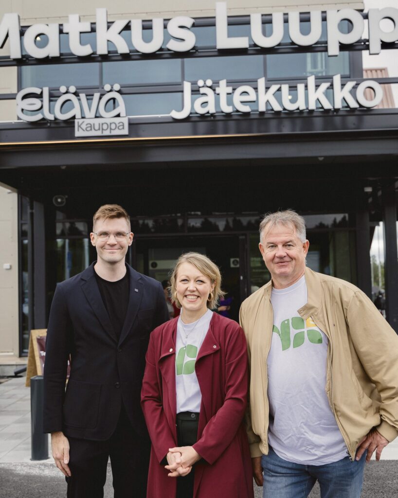 Timo Huhtamäki, Saara Karkulahti ja Jyri Wuorisalo seisovat kauppakeskus Luupin edustalla ja hymyilevät kameralle.