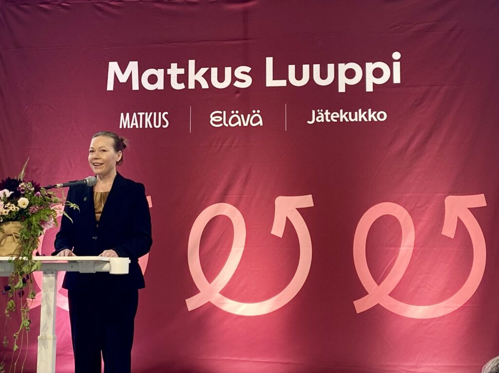 Maakuntajohtaja Tytti Määttä seisoo puhujapöntön takana ja katsoo yleisöön.